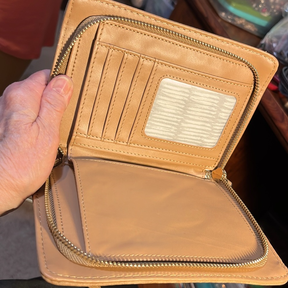 Francesca’s Small woven crossbody - Picture 5 of 9